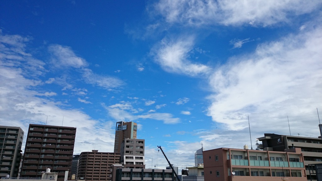 台風接近の青空