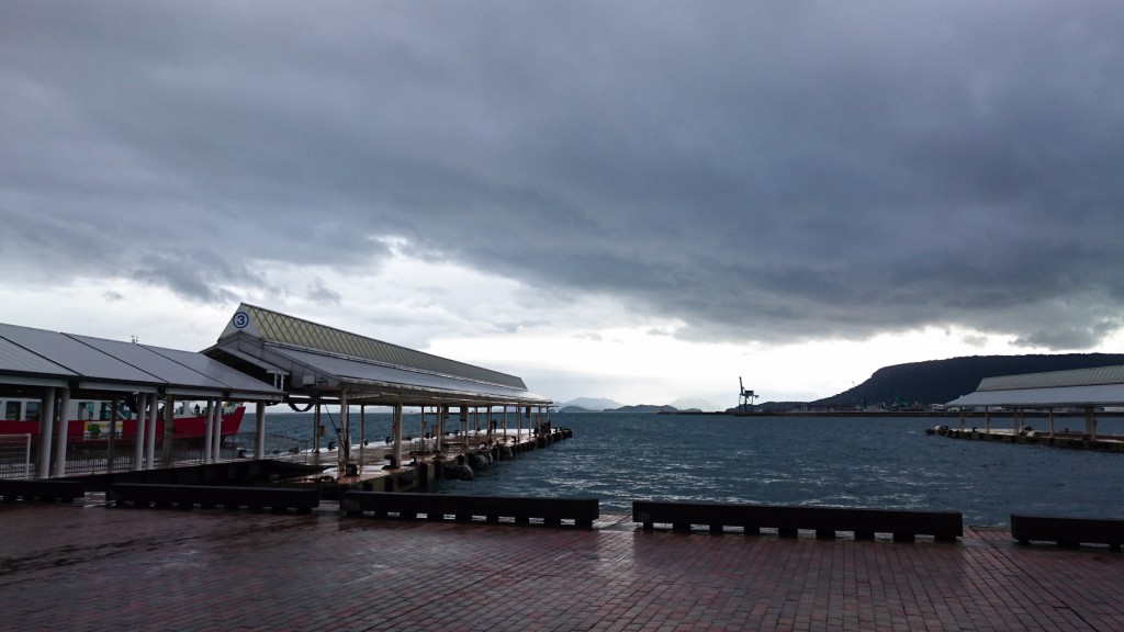 台風接近のた高松港